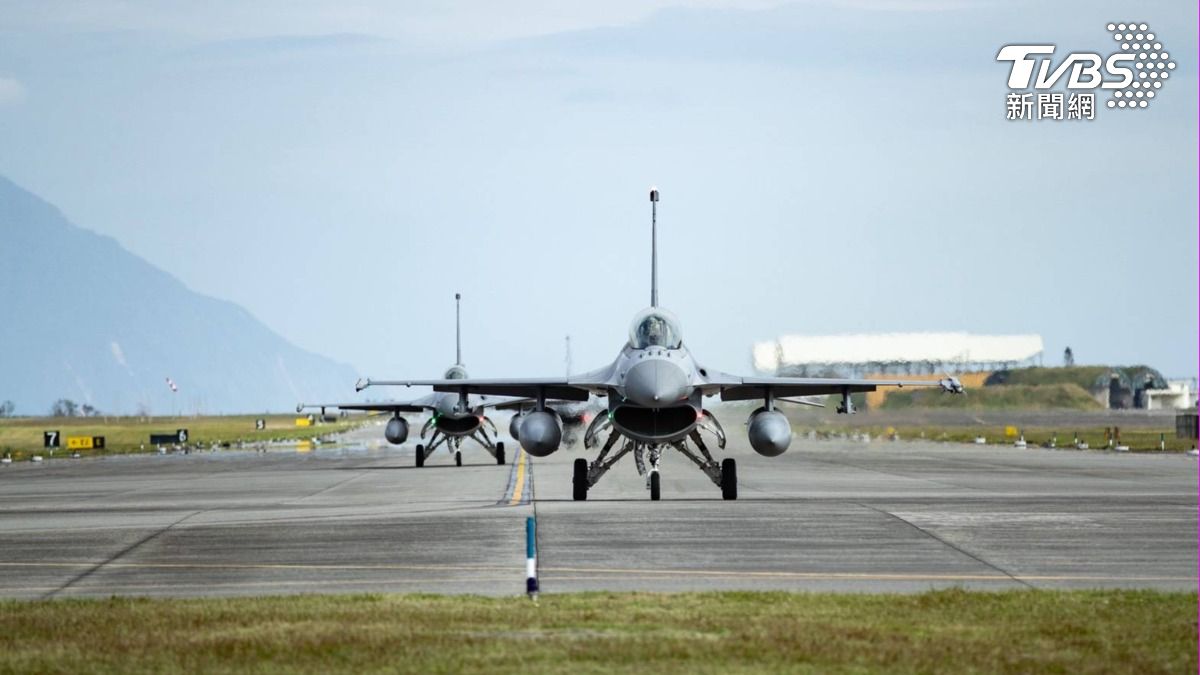 第五聯隊F-16型機於跑道滑行。(圖/空軍司令部提供)