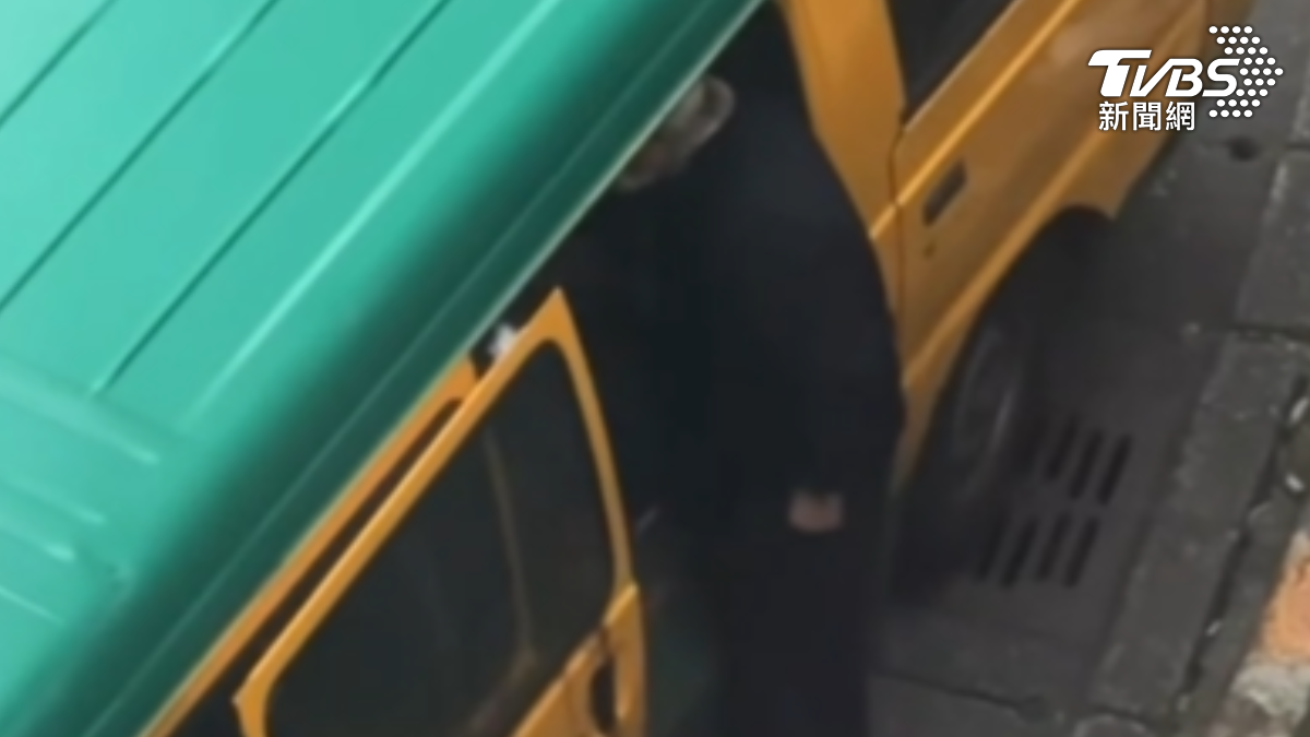 男子不斷對車內孩童飆罵，三字經連環爆。（圖／基隆人集團臉書）