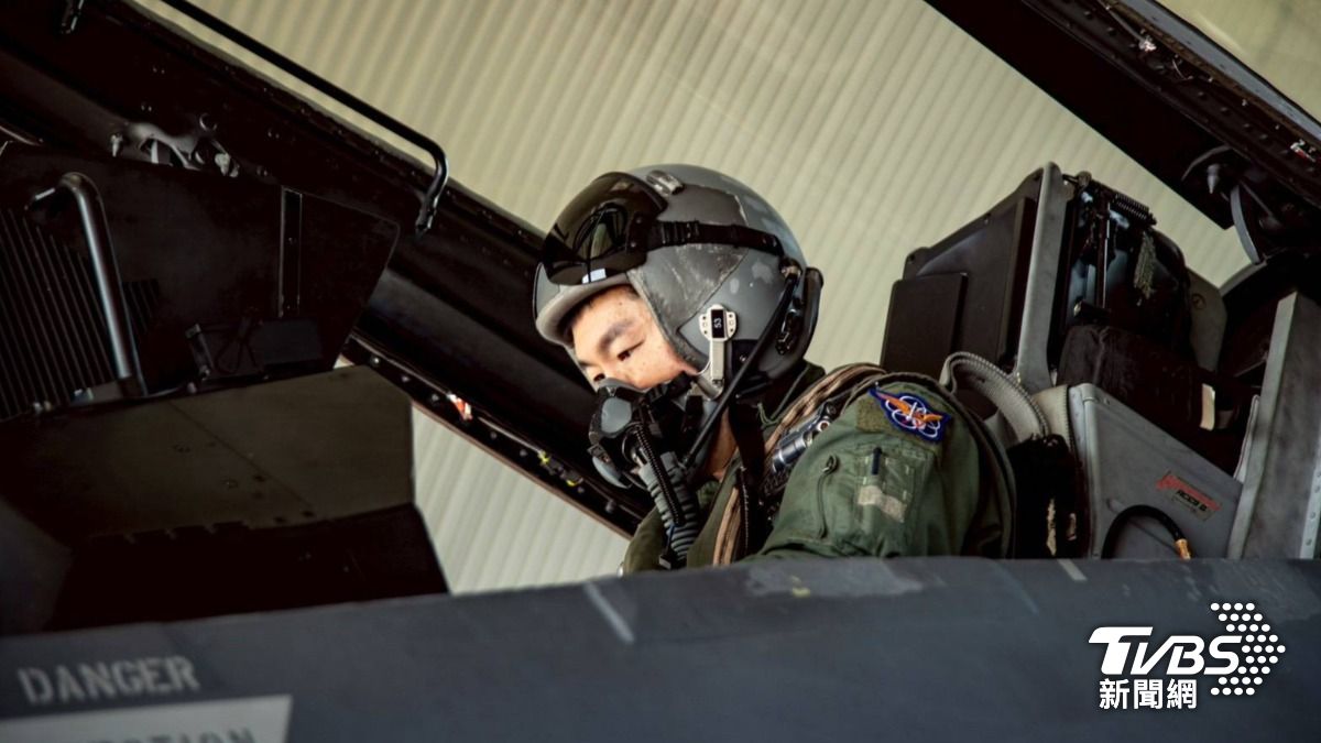 第五聯隊聯隊長胡少將完成飛行前準備。(圖/空軍司令部提供)