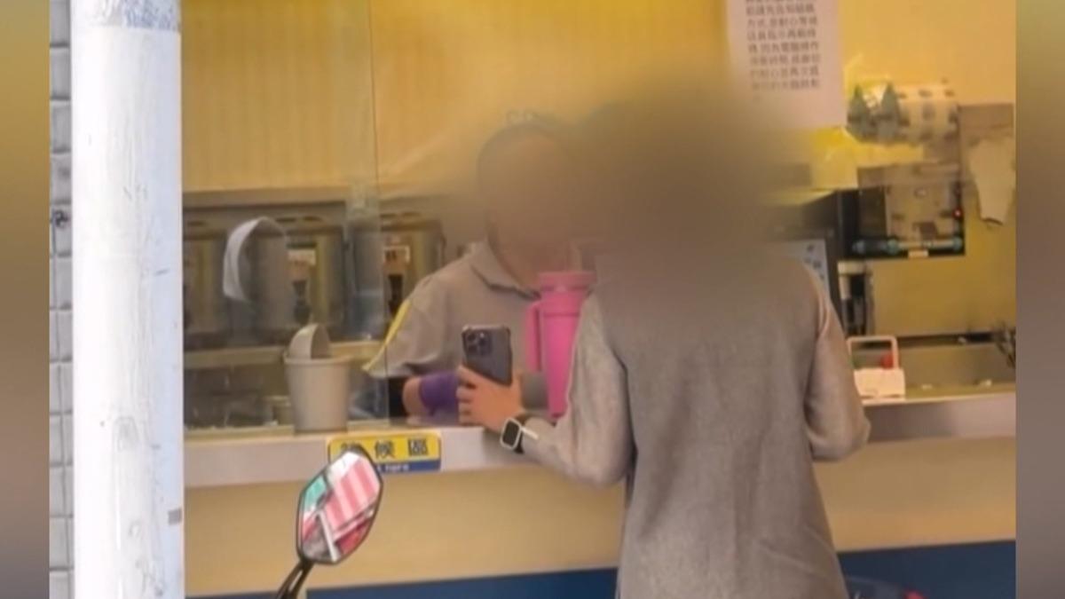 高雄三多商圈一名女子在手搖飲店前大聲咆哮店員,儘管店家急忙道歉,女子仍大聲咆哮。(圖/翻攝Threads)