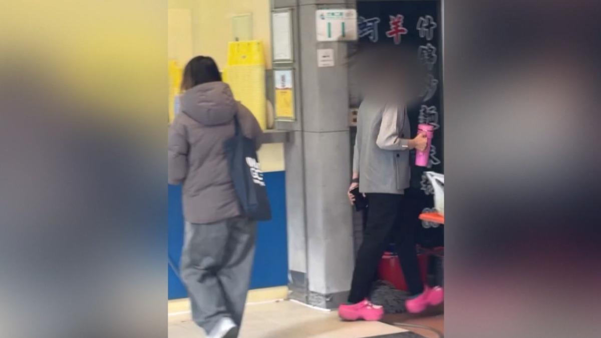 女子腳踩拖鞋、綁著頭髮,手上還拿著環保杯,最後徒步離開現場,研判應該是附近住戶。(圖/翻攝Threads)