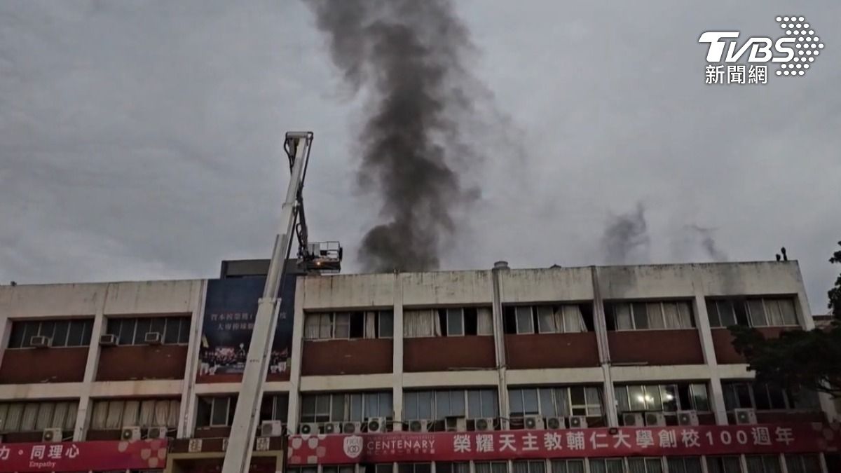 現場狂冒黑煙。（圖／施協源攝）