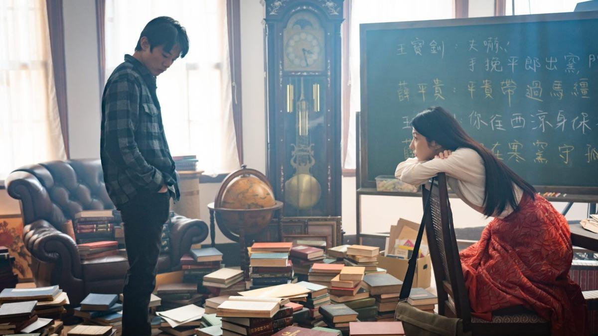 初孟軒、邵雨薇在電影上演人鬼戀。（圖／風暴國際提供）