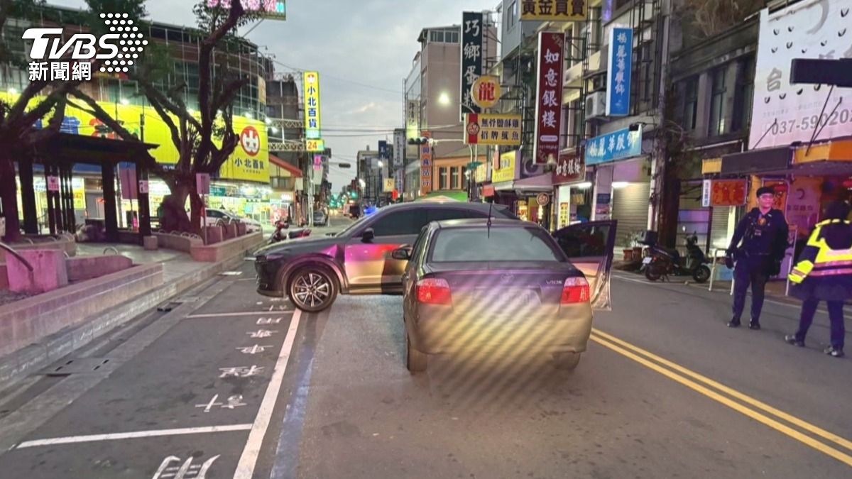 酒後嫌隙引爆衝突！苗栗街頭6槍狂射，車廂留1槍11子彈。(圖／TVBS)