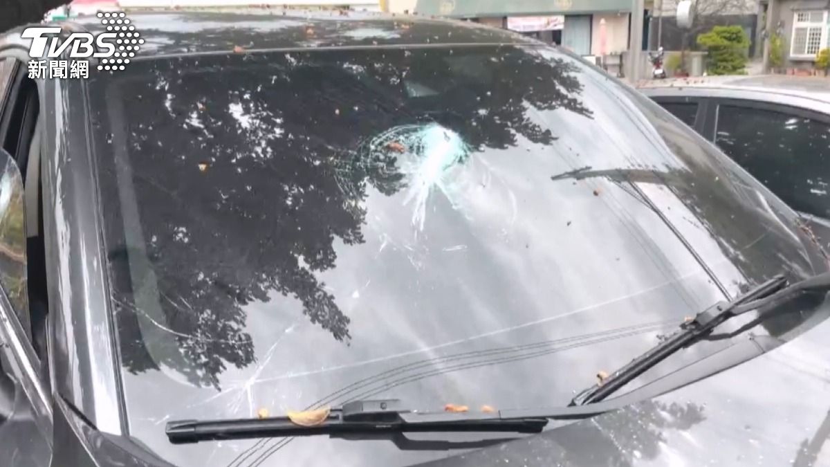 作案車輛上查獲改造手槍1支及子彈11顆，現場遺留6個彈殼。(圖／TVBS)
