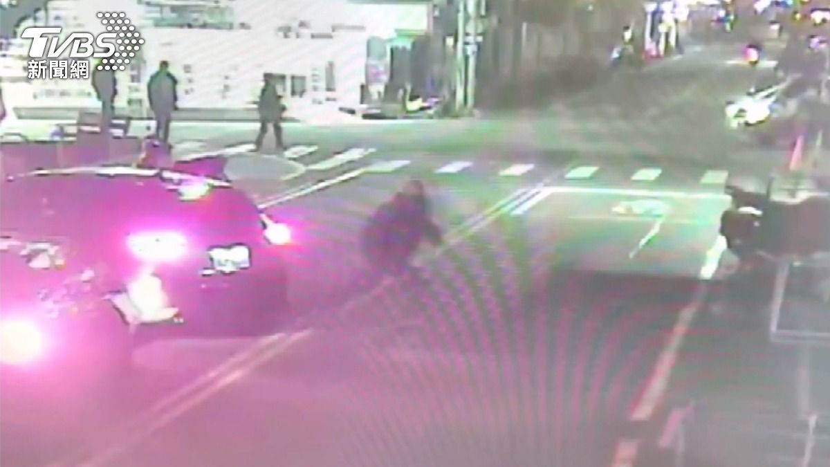 隨後槍手開槍射擊，共擊發6槍後棄車逃逸。(圖／民眾提供)