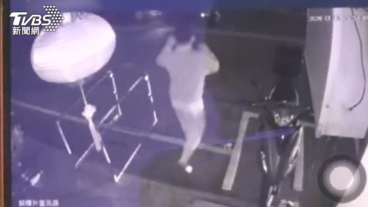畫面中還可見一名身型像是年輕男子的人走過來，拿出手機拍照後離開。(圖／民眾提供)