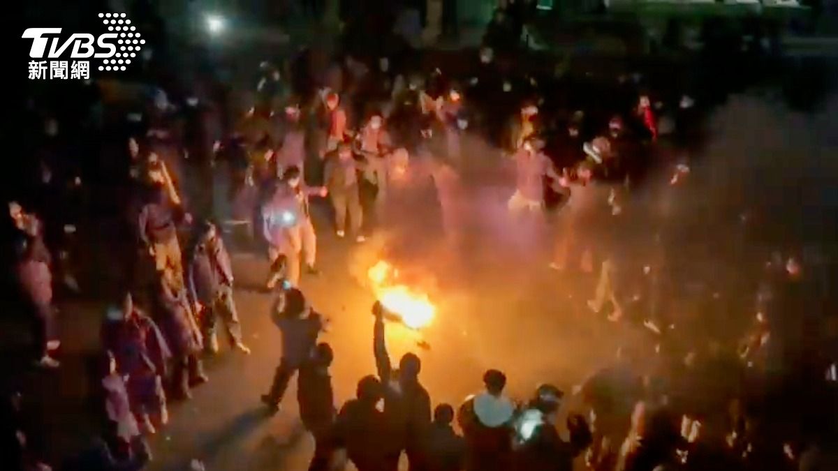 伊朗血腥鎮壓死亡數已超過538人，卻還是擋不了民眾繼續上街抗爭。（圖／達志影像美聯社）