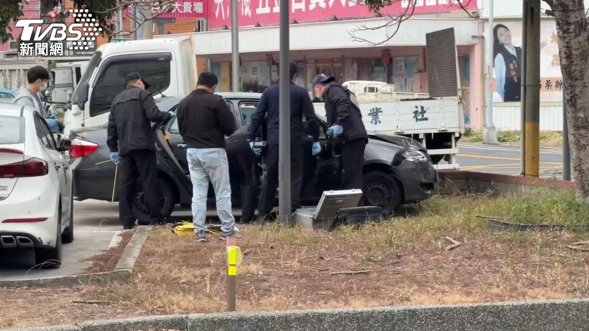 警方懷疑他企圖取走後車廂的槍枝子彈,隨即將他列為關係人扣留。(圖/TVBS)