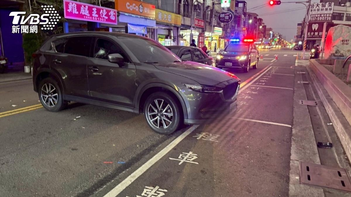 開槍這一方共有4輛車,除了被砸的休旅車外,其他3輛已逃離現場。(圖/TVBS)