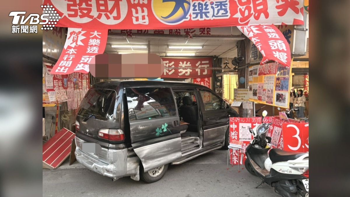 買薯條忘拉手煞車!廂型車自滑衝入彩券行,女客手腳遭桌椅擦傷。(圖/民眾提供)