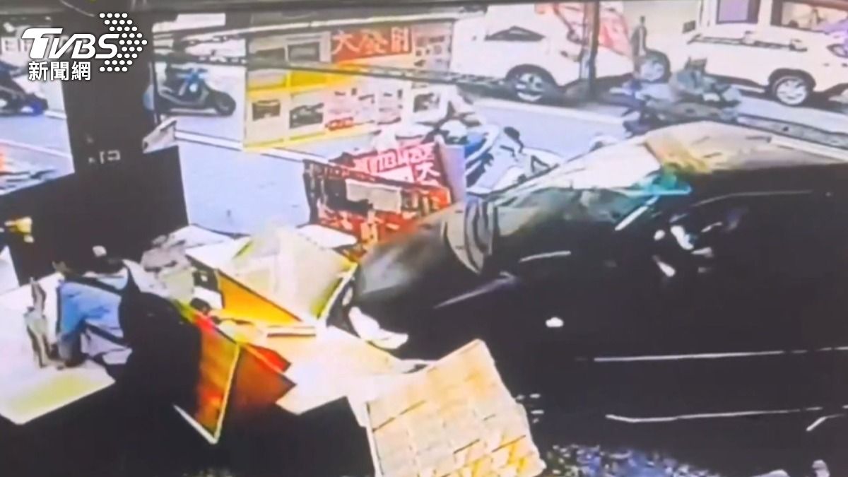 廂型車駕駛下車買薯條,結果疑似忘了拉手煞車,廂型車就這樣滑行到逆向的彩券行。(圖/民眾提供)