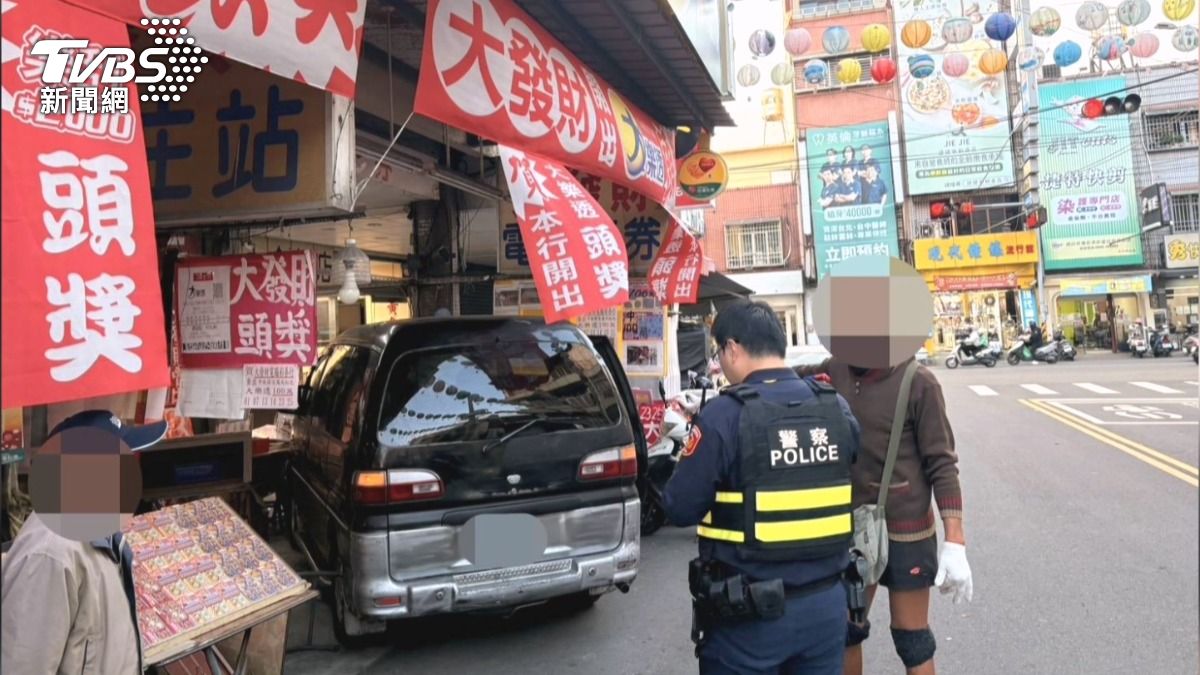 一名女客人因起身較慢,差點被廂型車與桌椅夾擊,所幸最後閃避及時。(圖/TVBS)