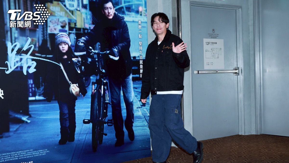張震最近迷上攝影,還買了古董相機。(圖/趙世平攝)
