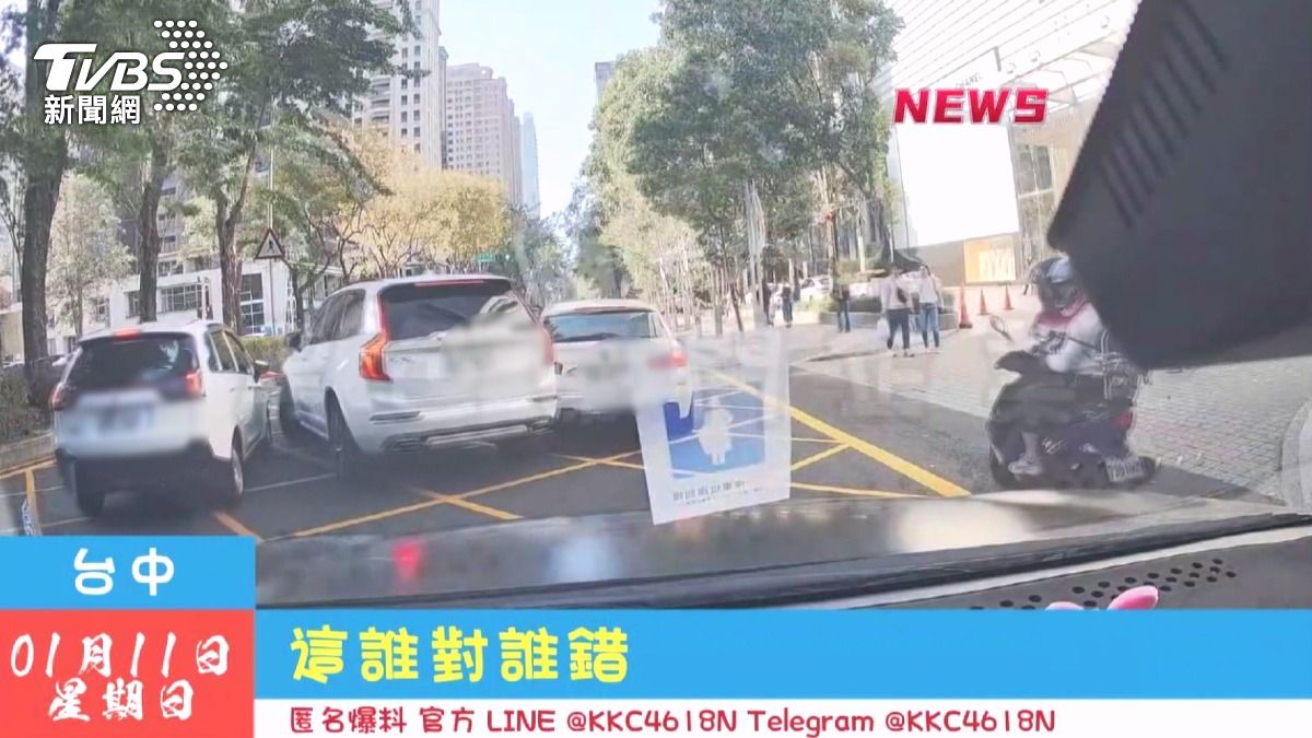 事故發生地點緊鄰台中大遠百及新光三越，當時正值假日，車潮眾多。(圖／翻攝黑色豪門企業)