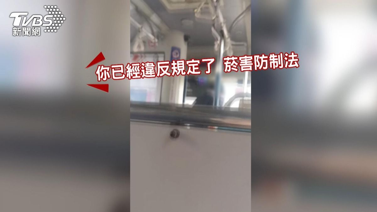 男候車吸菸遭勸嗆「我有錢」！台中公車司機霸氣守護乘客肺。(圖／民眾提供)