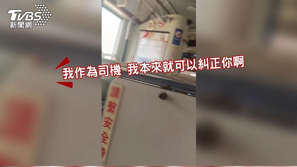 因乘客在候車亭吸菸後強行上車，導致車廂瀰漫菸味，當場拒絕載客並與對方發生口角衝突。(圖／民眾提供)