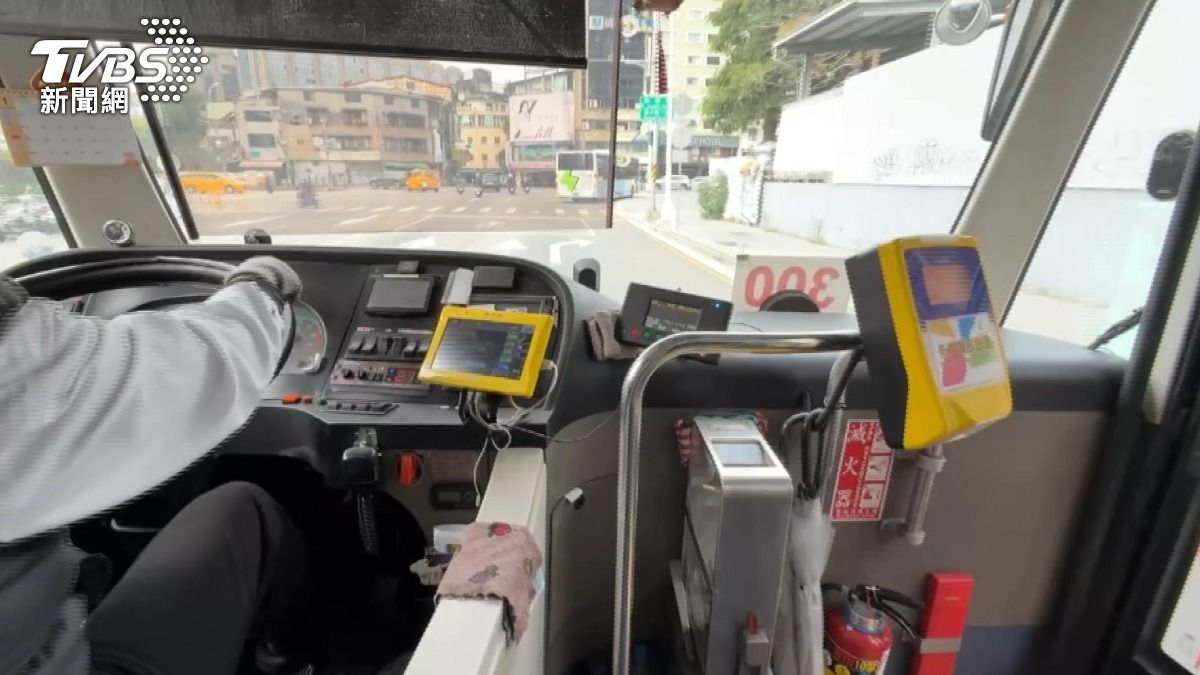公車司機表示當時該名男子在站牌上吸菸，他關門時對方強行上車。(圖／TVBS)