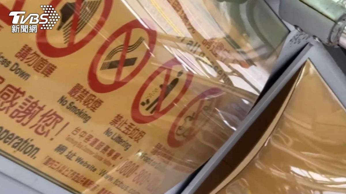 司機告知男乘客在候車亭吸菸已違反菸害防制法，男子卻回嗆自己有錢不怕罰款。(圖／TVBS)