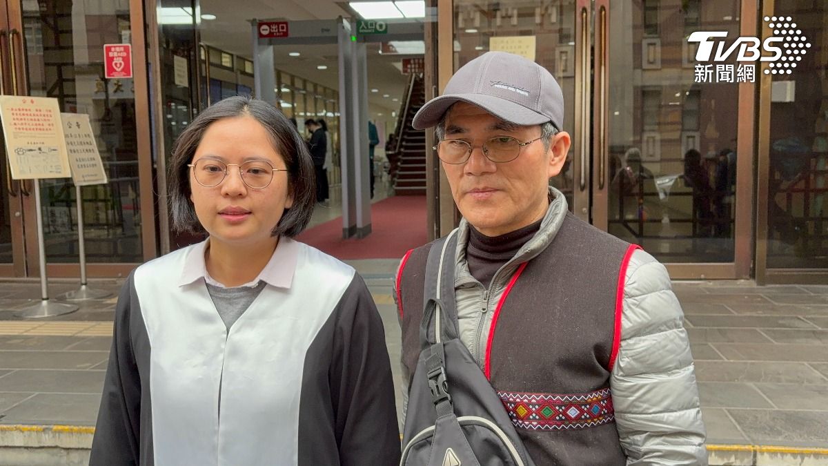 中正國宅拆遷戶曾榮明（右）與律師林育萱（左）。（圖／潘千詩攝）
