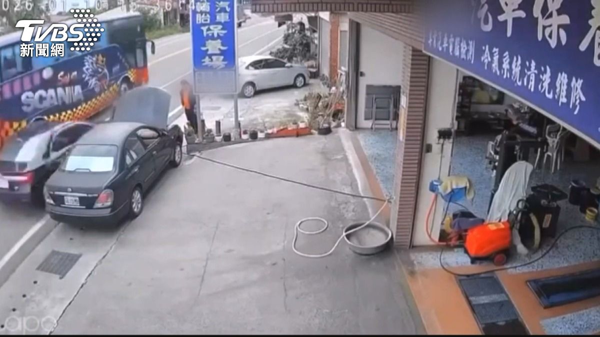 酒駕男子開車高速衝撞23歲保養廠女員工,造成女子骨盆碎裂。(圖/TVBS)
