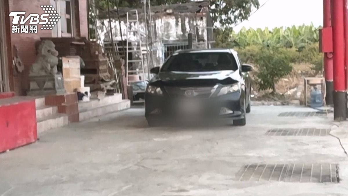 男子家中經營私人宮廟,衝撞的車輛就停在廟前,車身、後照鏡毀損。(圖/TVBS)