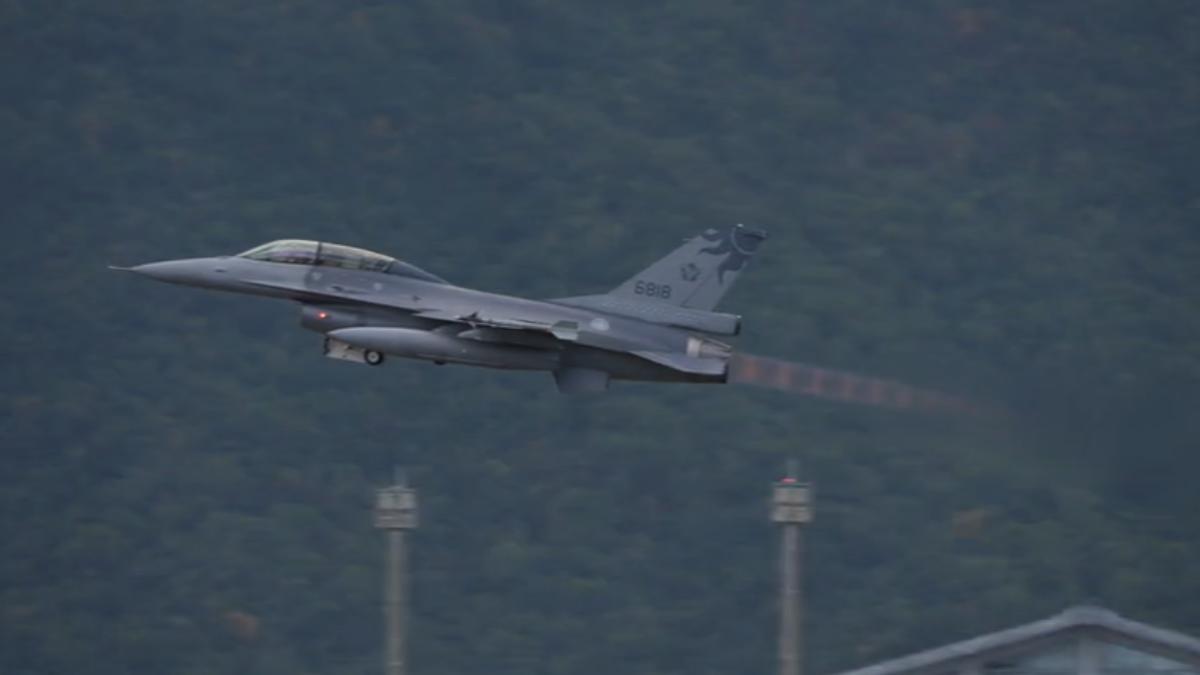 歷經特檢後,F-16V機隊於12日正式復飛,花蓮基地再現戰機升空。(圖/空軍提供)
