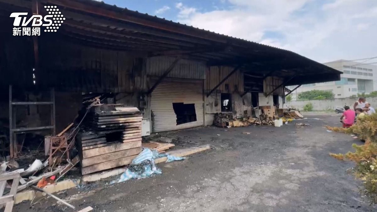 陳男進入木材廠內，竊得一對高價的「童子錫燈」後，跑到工廠西南側泡茶間點火。(圖／TVBS)