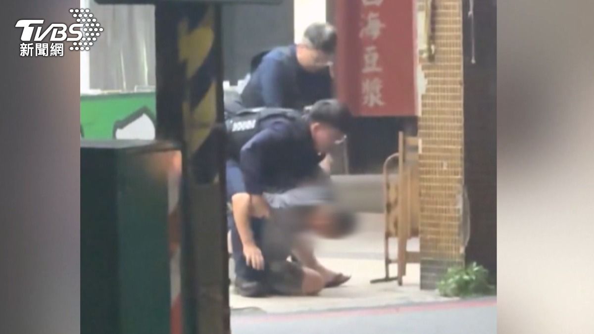 醉男檳榔攤揮菜刀嗆搶劫 離譜要求「叫警察來」秒被壓制