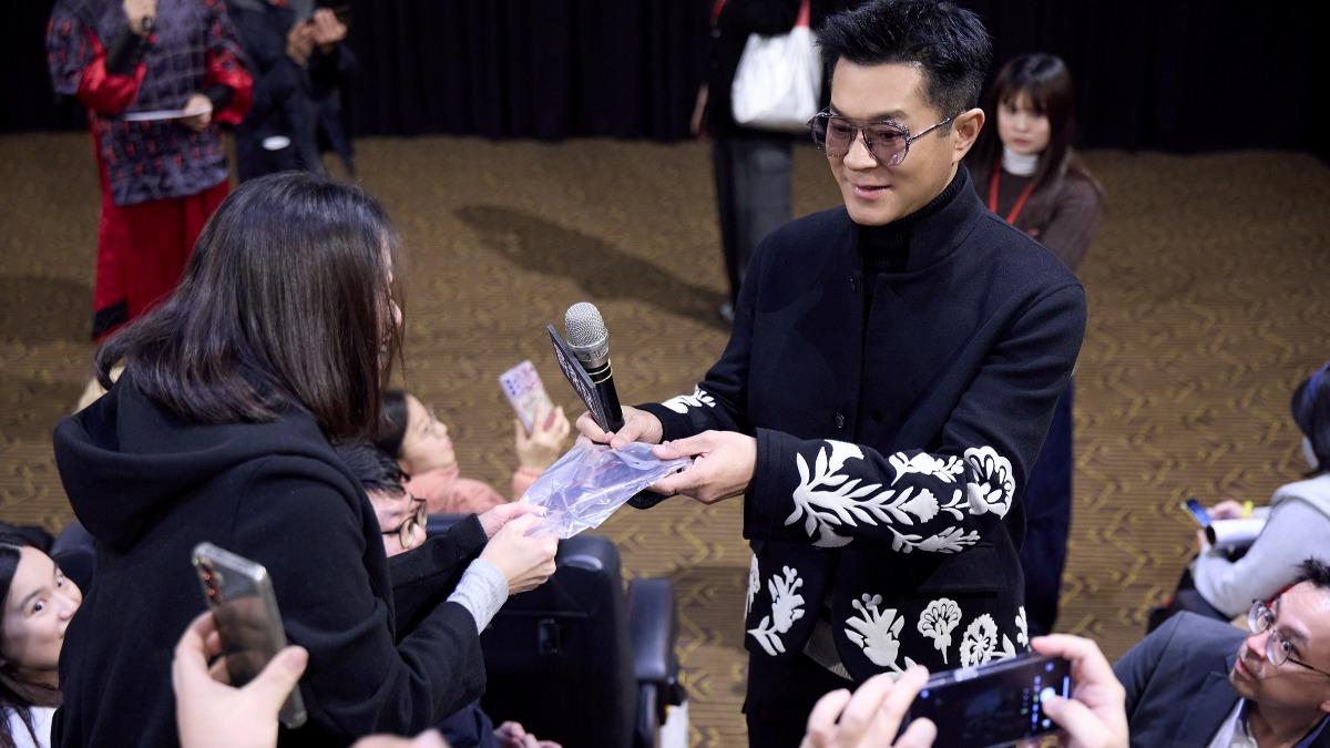 古天樂對影迷簽名、合照來者不拒,展現親民作風。(圖/華映提供)