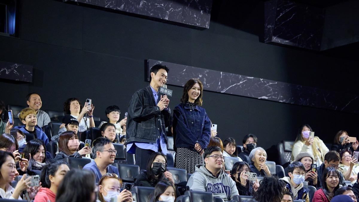 劉冠廷、港星余香凝也悄悄現身《尋秦記》首映會,順便宣傳新片《雙囍》。(圖/華映提供)