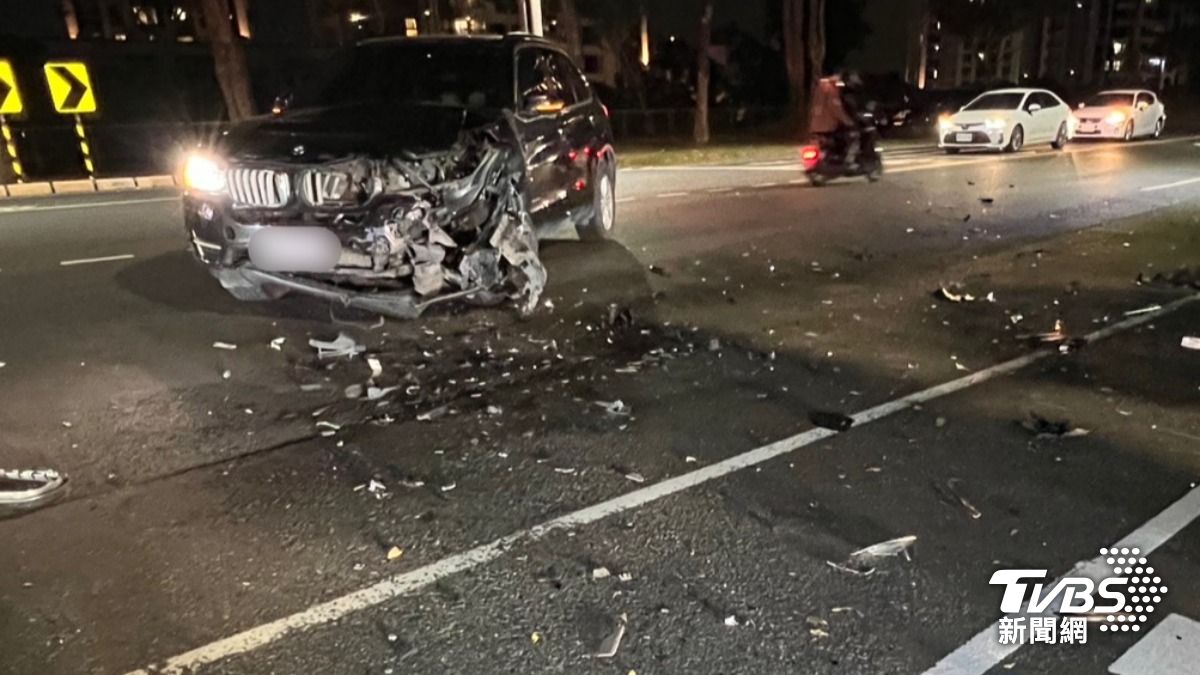 快訊/高雄死亡車禍!騎士猛撞違規左轉汽車「破碎一地」噴飛亡