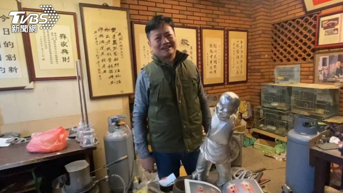 陳志昇投入錫雕工藝超過20年,將國際藝術理念融入傳統工法。(圖/TVBS)