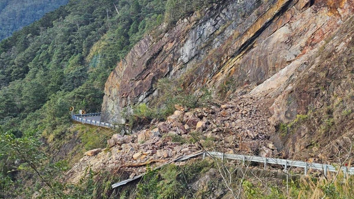 豪雨＋地震影響！北橫土石崩塌雙向中斷　巨石淹沒路面畫面曝