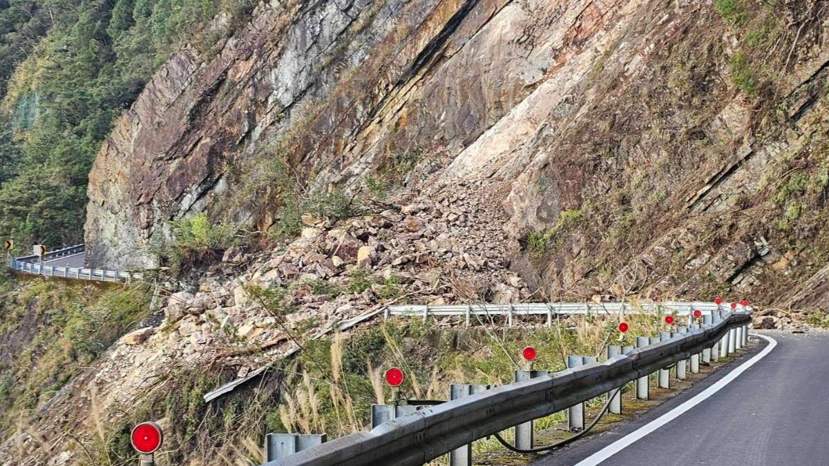 受豪雨、地震影響,北橫土石崩塌雙向中斷。(圖/公路局)