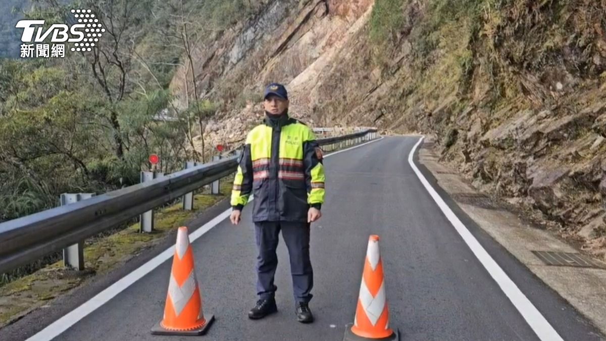 現場已進行緊急性道路封閉管制,預計下午5時搶通。(圖/TVBS)