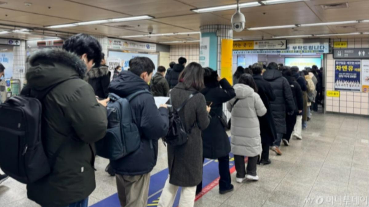 首爾公車今起罷工「結冰路滑」 地鐵站湧百公尺人龍、乘客無奈