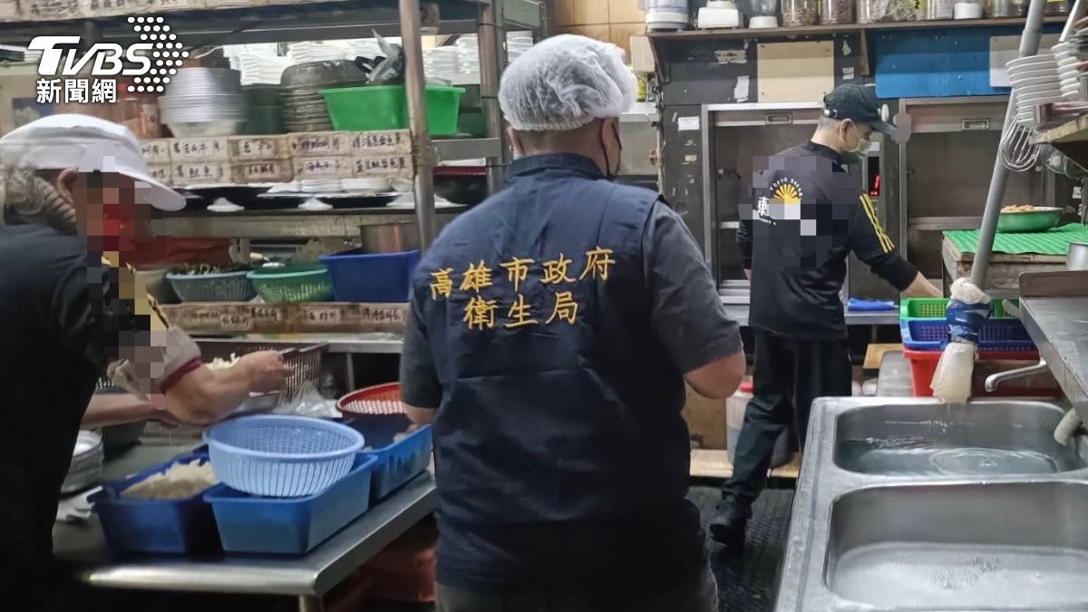 廚師哈菸邊料理!高雄知名熱炒店翻車 業者恐挨罰3百萬