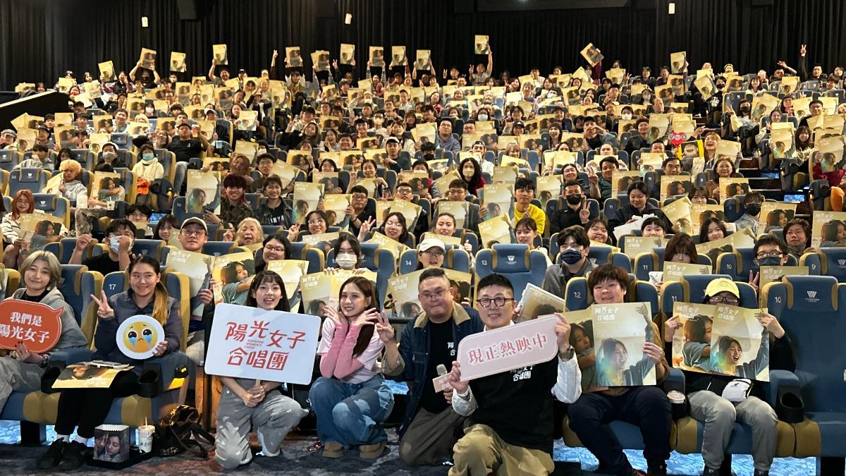 安心亞、何曼希、導演林孝謙與編劇呂安弦與熱情觀眾合影。（圖／壹壹喜喜提供）