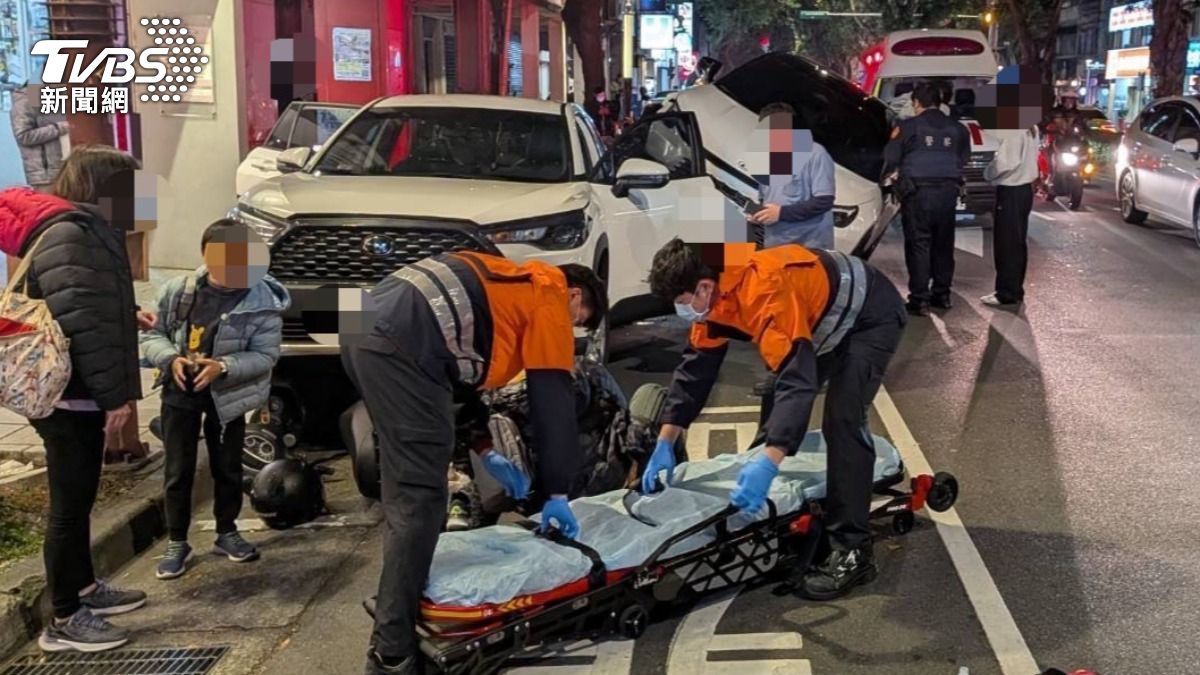 車禍造成一名騎士遭受波及送醫治療。(圖/TVBS)