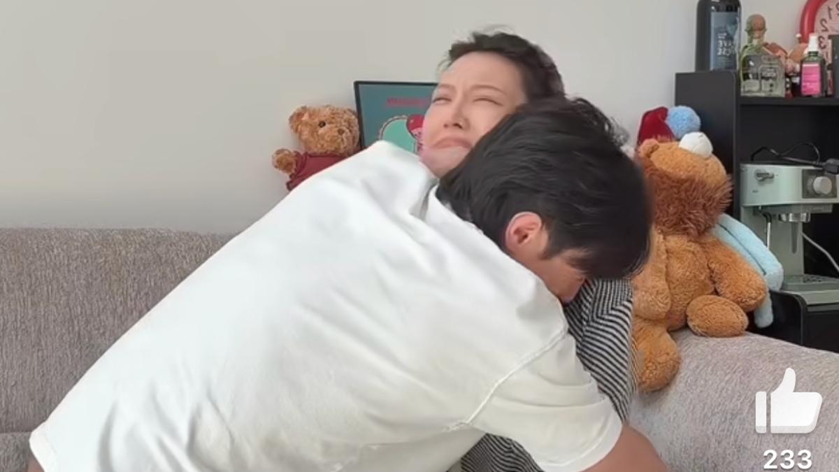 黃皓激動抱住老婆。(圖/翻攝自黃皓微博)