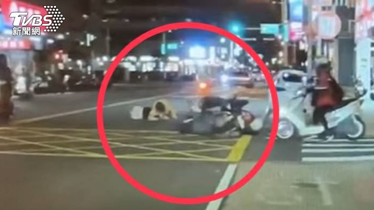 竹北2機車路口對撞!「翻轉一圈」畫面曝 3人傷送醫