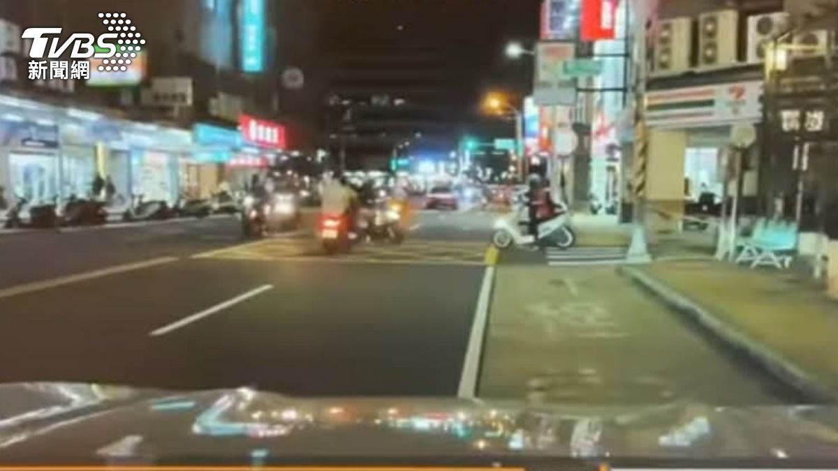 直行撞轉彎車!竹北機車「被撞飛翻圈」,3傷者送醫無大礙。(圖/翻攝wowtchout)
