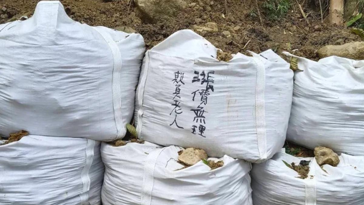 民眾持麥克筆寫下「欺負老人、漲價無理」,藉此表達抗議。(圖/溪頭自然教育園區提供)