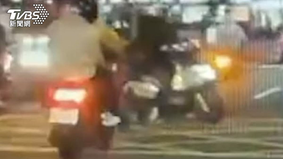 路口碰撞瞬間翻車!竹北3騎士受傷。(圖/翻攝wowtchout)