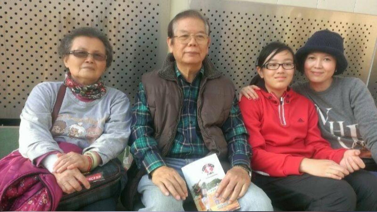 苗可麗(右起)年輕時拚事業,對女兒和爸爸媽媽都是滿滿的遺憾與愧疚。(圖/苗可麗提供)