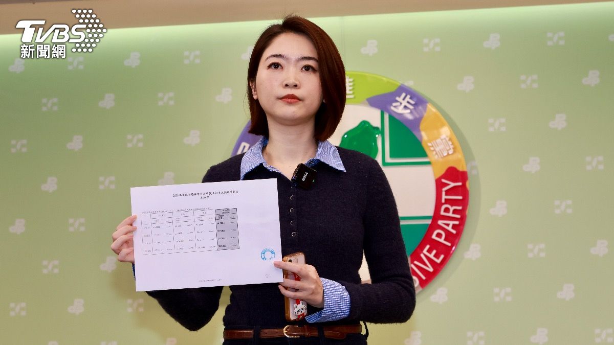 民進黨發言人韓瑩轉述黨內高雄市長初選民調結果,由賴瑞隆取得第一。(圖/潘建樺攝)