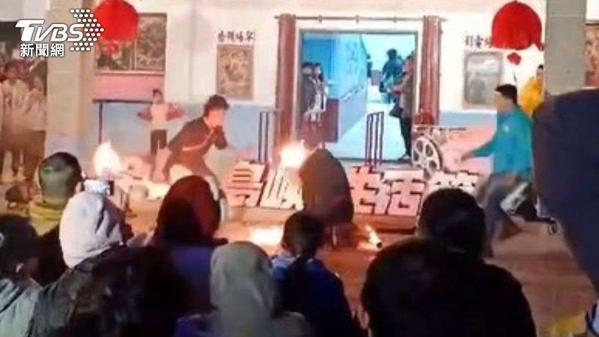 金沙戲院啟用典禮上,火舞表演發生燒傷意外。(圖/民眾提供)