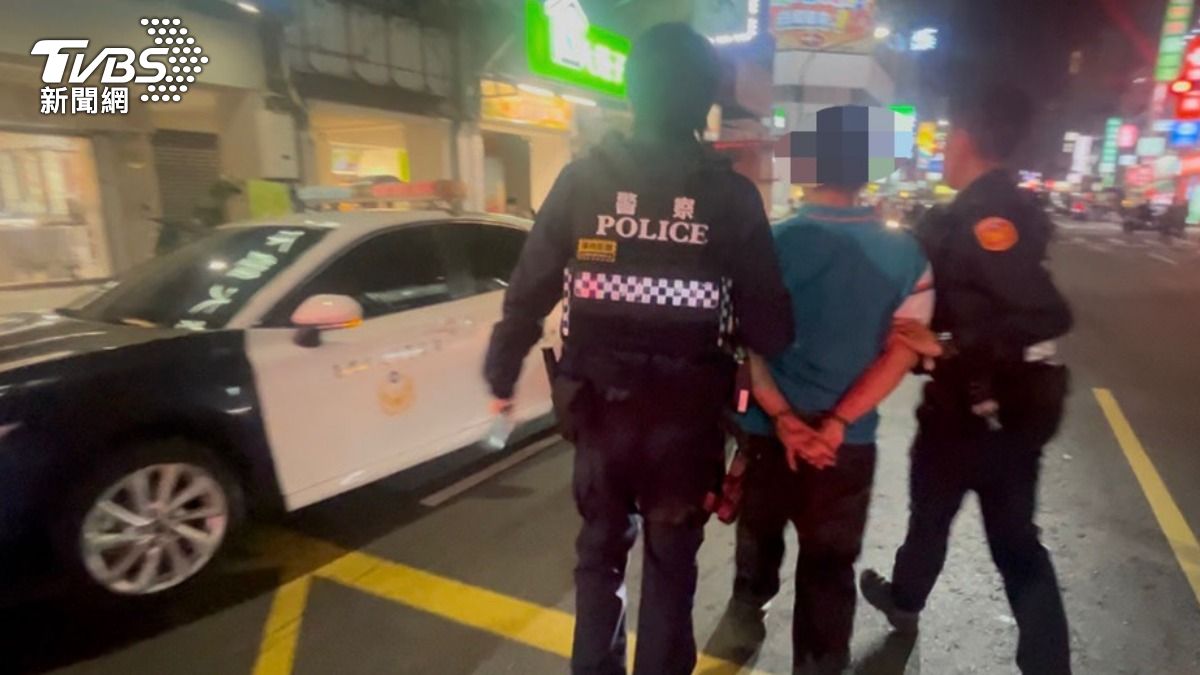 男子酒駕心虛逃逸，警追逾1公里破窗逮人。（圖／TVBS）