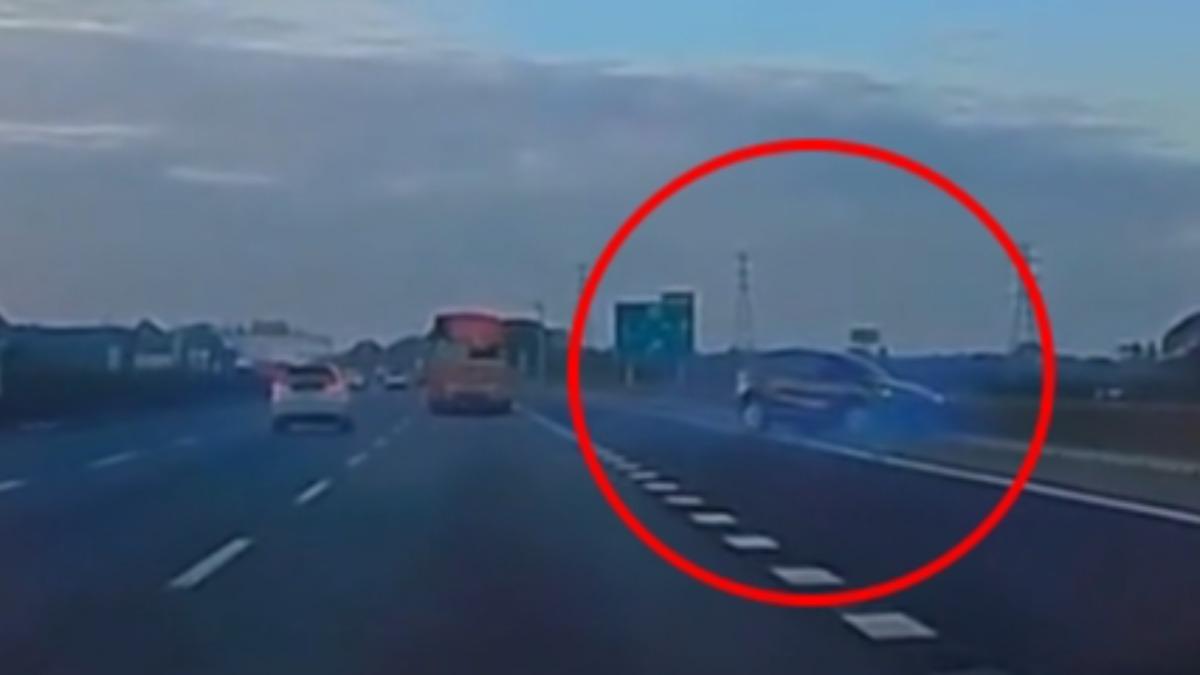 駕駛在國道上，疑似車速太快，為了閃前車釀成自撞，撞上護欄。（圖／取自：linshuyun2222）